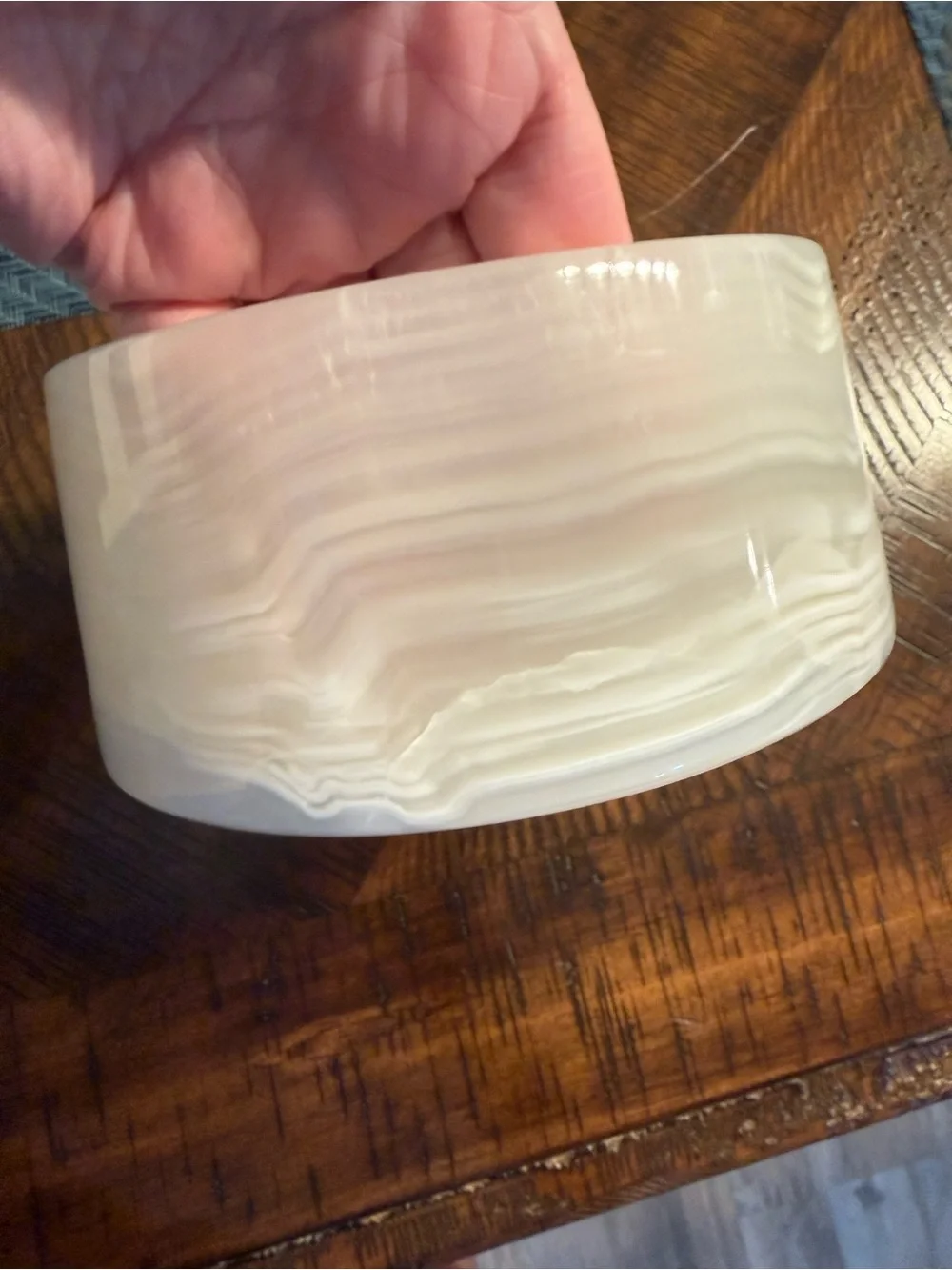 Agate-Pattern onyx Pet Water Bowl in Cream/White 3 in tall 5.5 in diameter